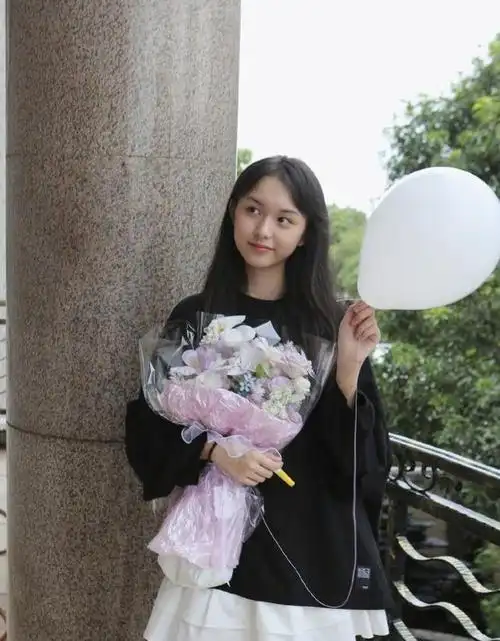 她6岁被成龙抱着上春晚,却因长相被骂退圈出国,如今她长什么样