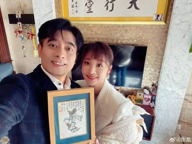陈龙章龄之晒照庆结婚纪念日,高调表白惹人羡,从小般配有夫妻相
