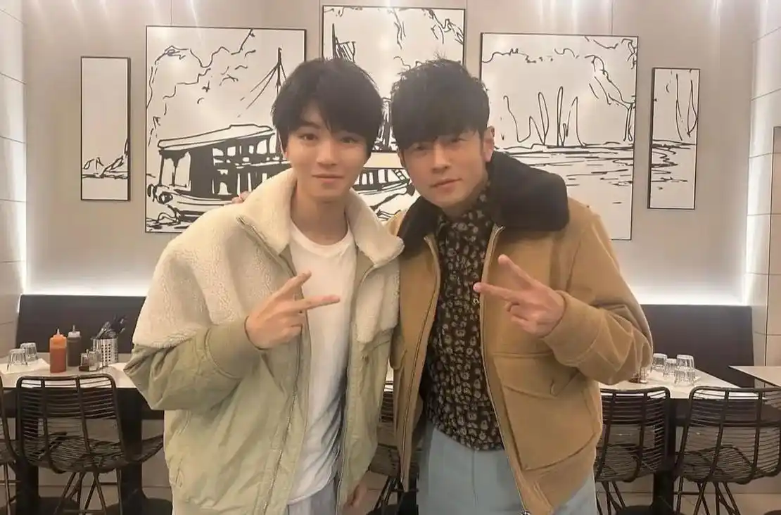 太帅啦!#王俊凯周杰伦合照 - 抖音