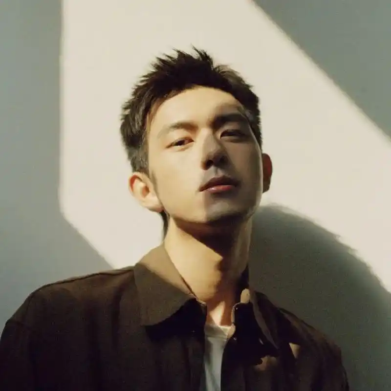 李现工作室新头像,是真的好帅啊!还是个8岁小女孩拍的,实属 - 抖音