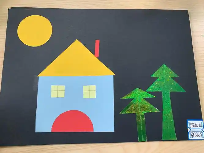 其它 走进对称的数学世界 写美篇三年一班的同学将轴对称的图形拼成了