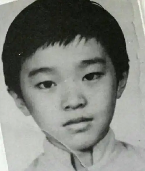 周星驰非常珍贵的照片曝光,少年时和妈妈合影最帅气