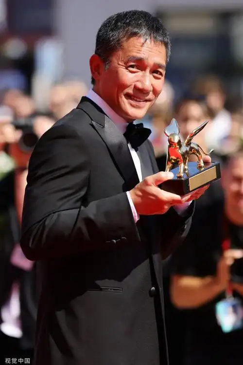 梁朝伟威尼斯捧奖杯哭了##李安说梁朝伟一眼胜过万语千言##梁朝伟