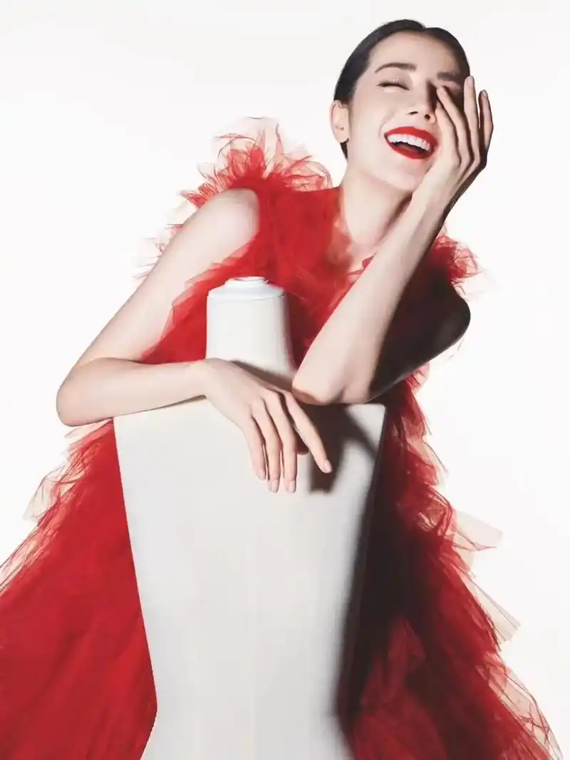 迪奥全球彩妆及香氛代言人迪丽热巴着全新迪奥烈艳蓝金唇膏,以一 - 抖