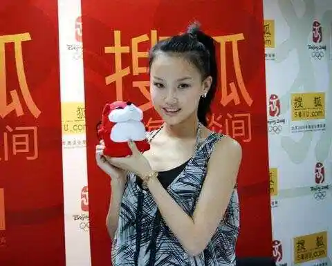 小时候的黄龄基本上处于散养状态,不管是课后学习,还是上学放学,父母