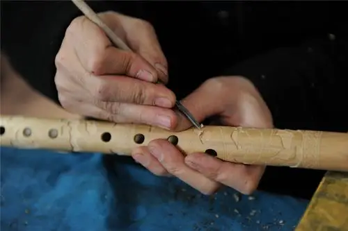 11月24日,在玉屏侗族自治县箫笛生产基地,技术人员在制作箫笛.