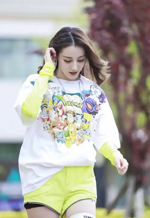 迪丽热巴私服亮眼荧光t配短裤清新明媚穿长筒袜显少女