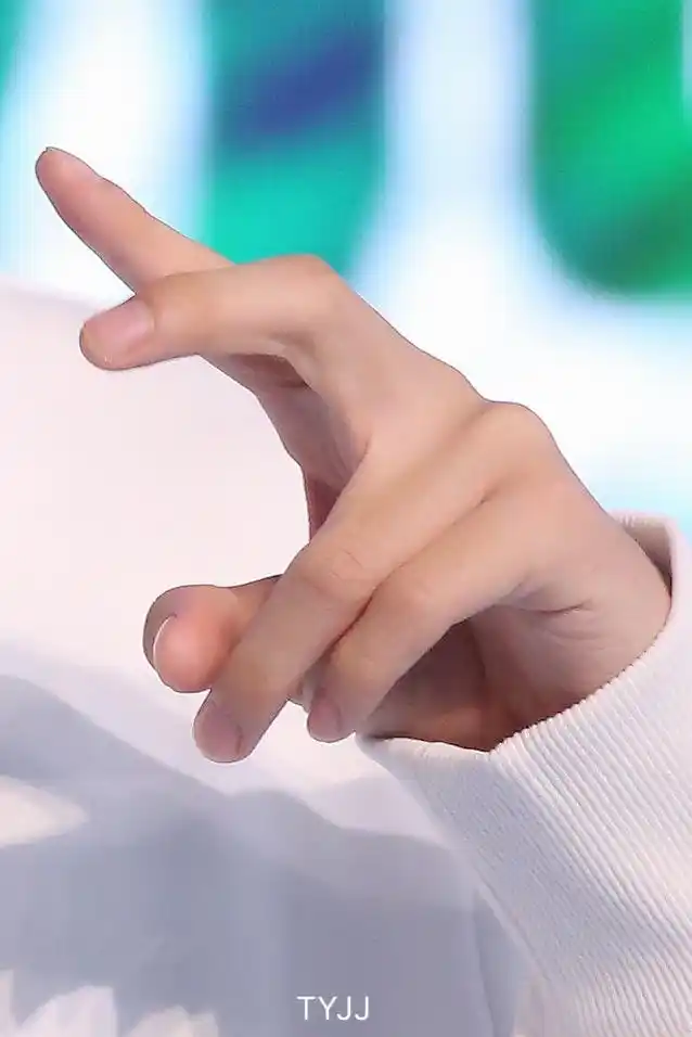 王俊凯手模出道粉丝手控福利来袭