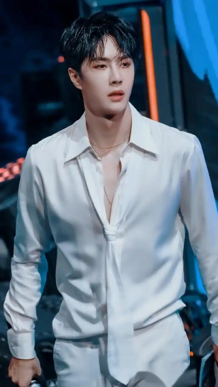 王一博『散落的华服』被曝与肖战之前的衣服撞衫[思考][思考] 网友