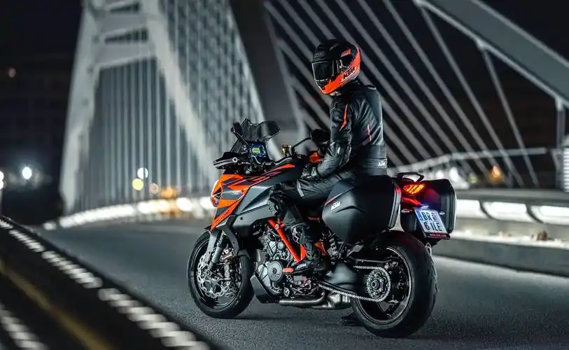 ktm 2022 运动旅行车 1290 super duke gt 户外特写