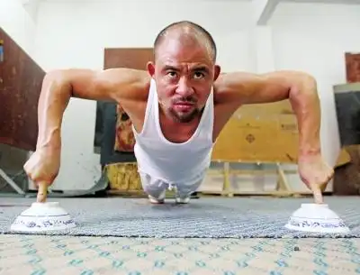 传说中的一指禅!少林一呼天下应 记者揭秘首届无遮大会