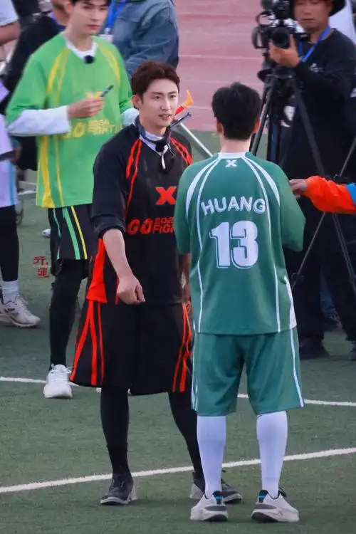 "金牌足球经纪人"71    「好运 今晚见@johnny黄景瑜」    #黄景瑜