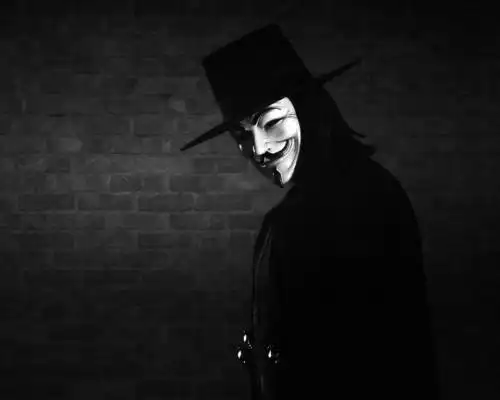 求qq头像,内容是一个面具,最好是黑色的