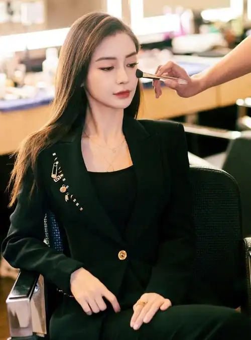 baby不演戏更受欢迎!穿一身黑西装霸气亮相,金属扣子增加华丽感