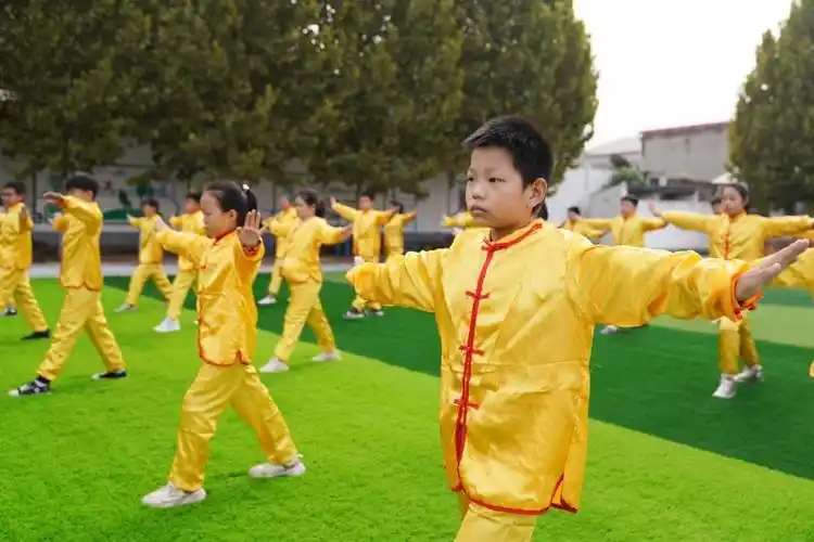 9月27日,河北邢台经济开发区北街小学学生在练习武术操.