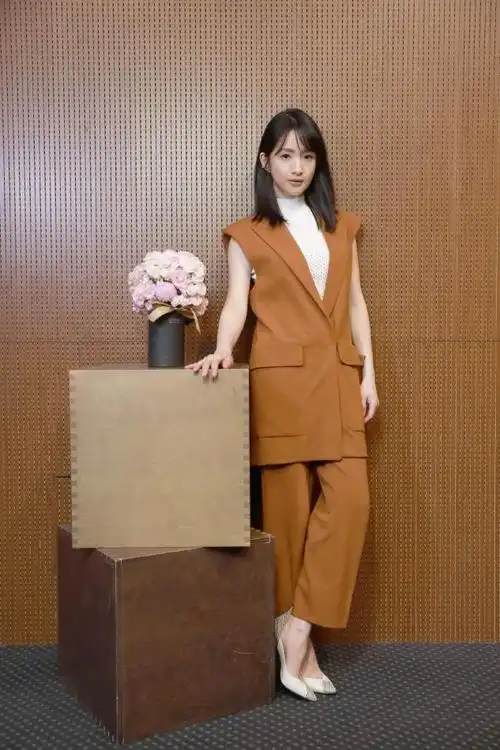 林依晨产后捞金,发际线后移严重老太快,苹果肌下垂一脸苦相