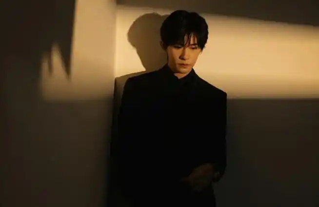 易烊千玺  今日造型图集,简单黑色西服,侧颜特写镜头.