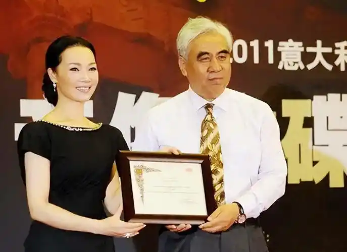 回顾歌唱家吕薇连上春晚15次男友离世后52岁仍单身如今后悔了