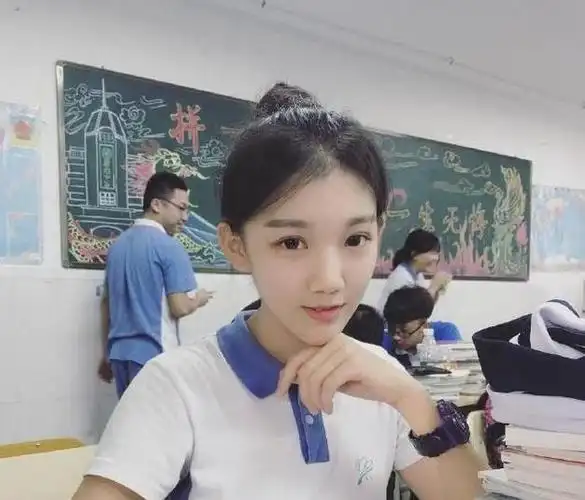 13岁女孩发育过猛打扮成熟网上晒出照片宝妈不知该笑该哭