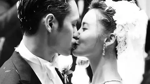 心怦怦跳!国际接吻日盘点明星夫妻超甜蜜kiss