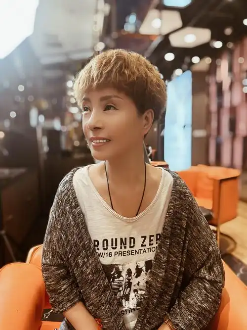 气质短发锡纸烫