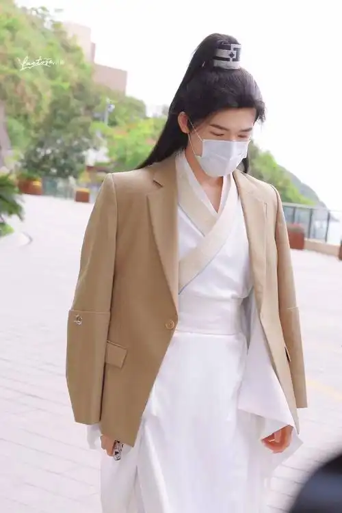 宋亚轩扎高马尾古风十足 穿白袍化身古风美少年