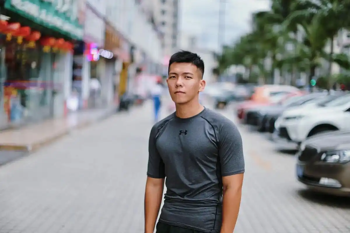 我就挺普通的 一般的长相 弱鸡的身材 黝黑的皮肤 搞怪的性格 - 抖音