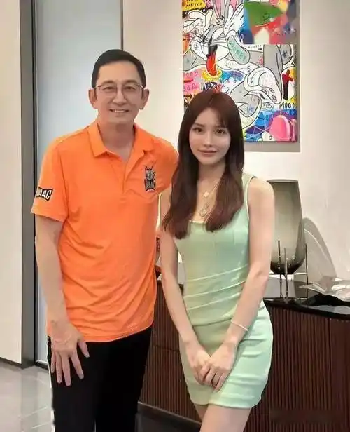 吴启华模样大变认不出,富婆家中为其庆生,满桌茅台很奢侈_照片_石洋子