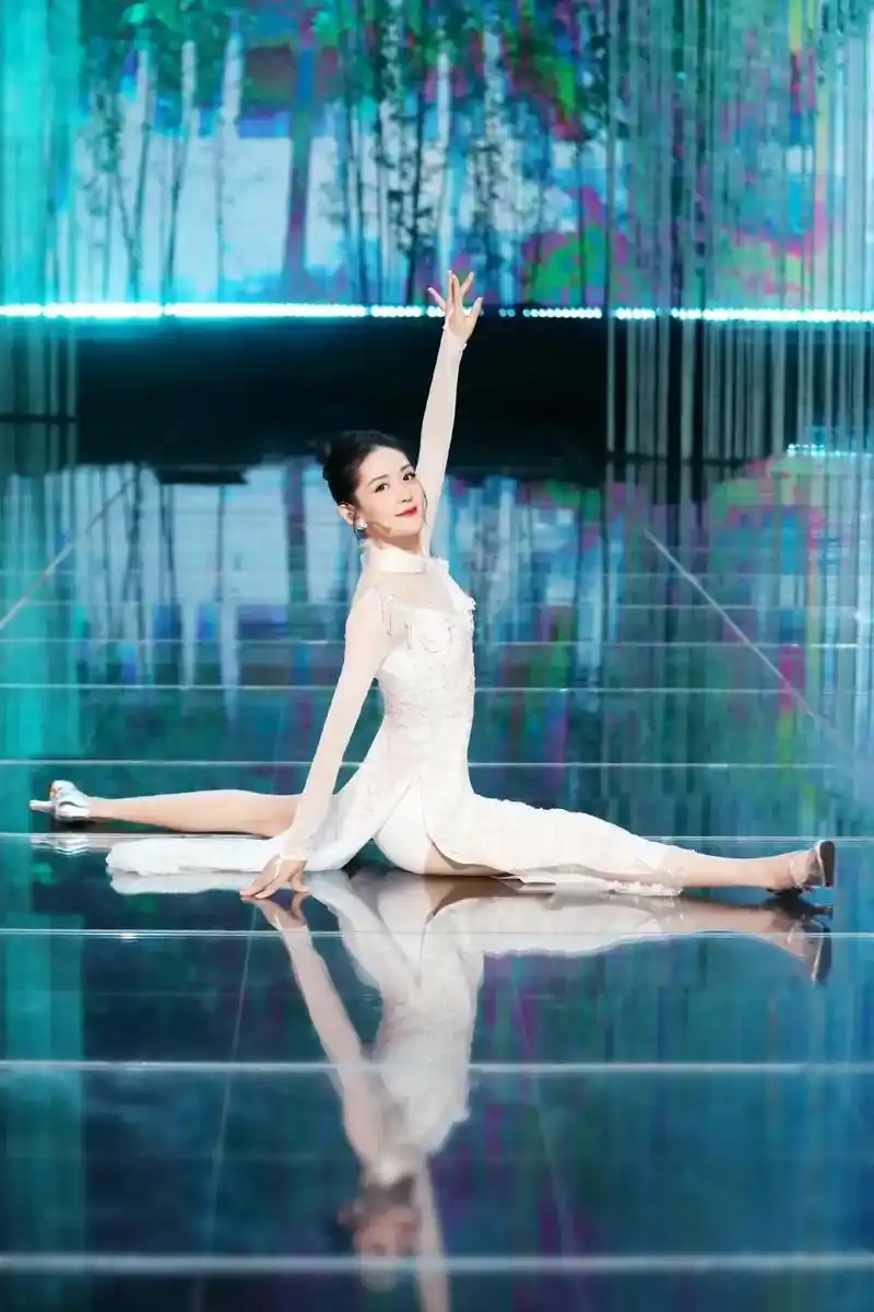 这次,穿旗袍劈叉的谢娜终于在一片骂声中得到赞美!网友:不容易