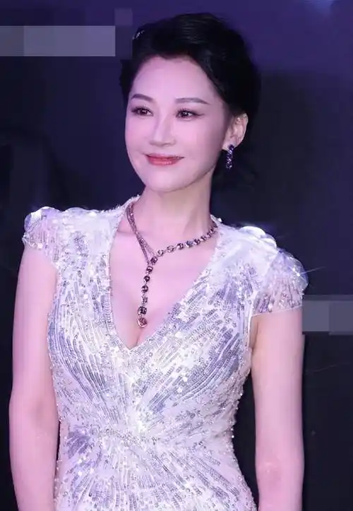 40 刘涛美上热搜,细数娱圈越老越迷人的女星,个个比年轻时还美