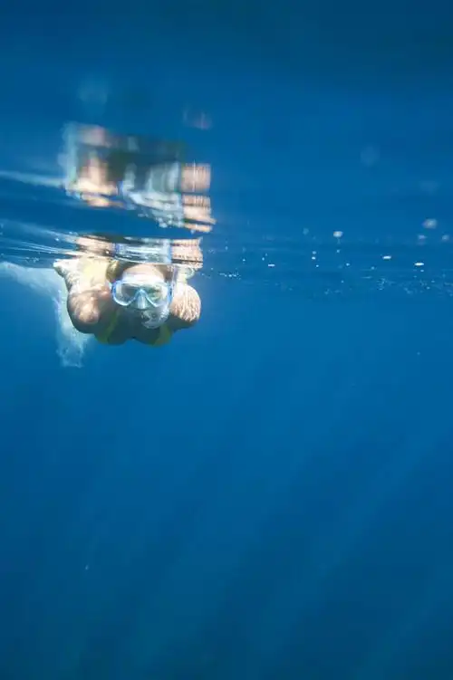 游泳,西方人,一个人,竖图,室外,白天,正面,锻炼,运动,海底,水下,法国