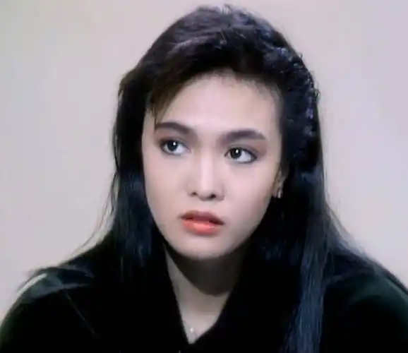 郑裕玲完成香港小姐主持,窈窕身段不减当年,玫红礼服尽显华贵_喜剧