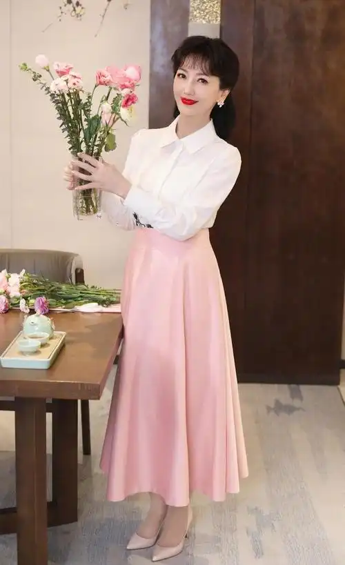 70岁的赵雅芝还穿短裤有人讽刺有人认可中老年女星处境尴尬