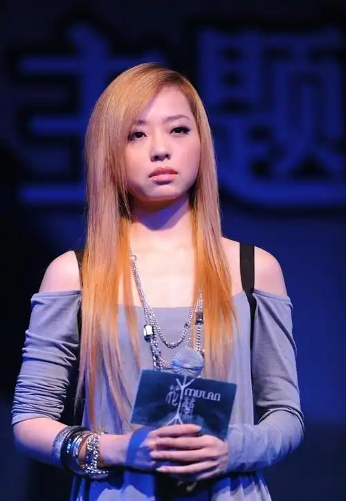 张靓颖惊艳写真:历年旧照集锦:出道15年气质大翻 颜值越来越高