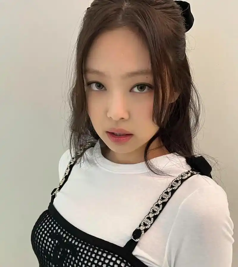 jennie发布最新照片身穿短裙又纯又欲