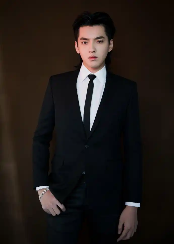 华表奖红毯男星西服秀,陈晓黄轩黄景瑜井柏然刘昊然靠好身材加分