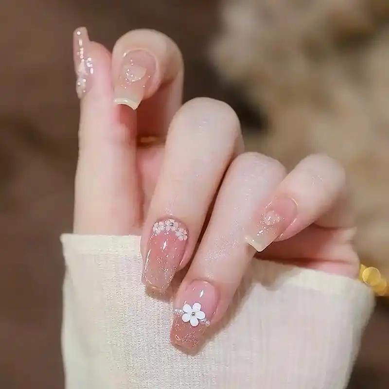 夏季高级感显白美甲款式图片合集