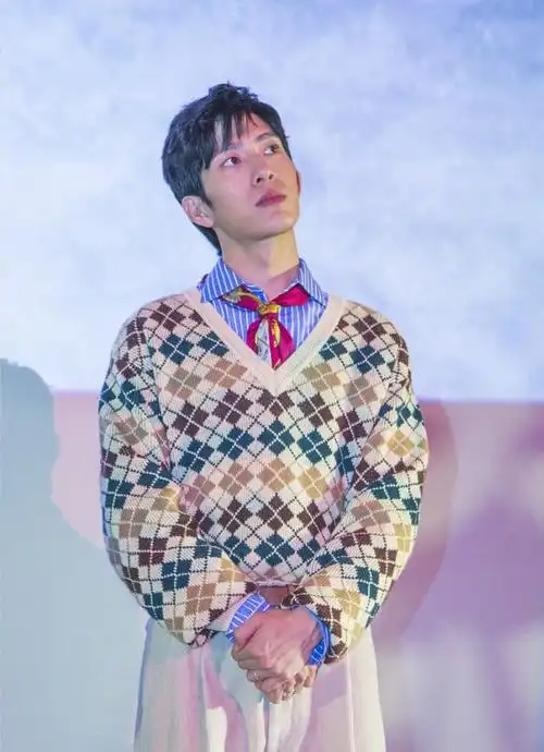 32岁的井柏然穿得真不老格纹毛衣配长裤像大学学长好温柔