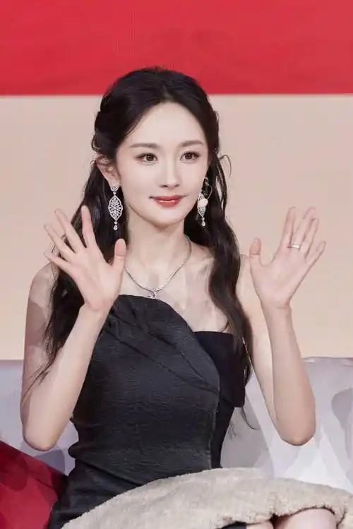 杨幂扎公主头甜笑气质灵动露香肩锁骨线条很吸睛