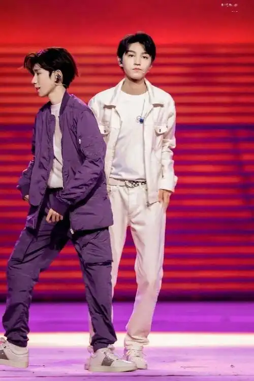 久违的同框,王源王俊凯很默契,王一博:你们商量好了不告诉我?