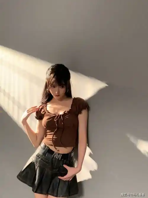 孔雪儿美拉德穿搭,半扎发纯欲感拉满_头发_身材_比例