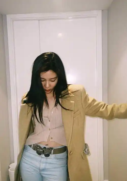 宋妍霏晒春雪随拍美照秀细腰长腿身材超优越