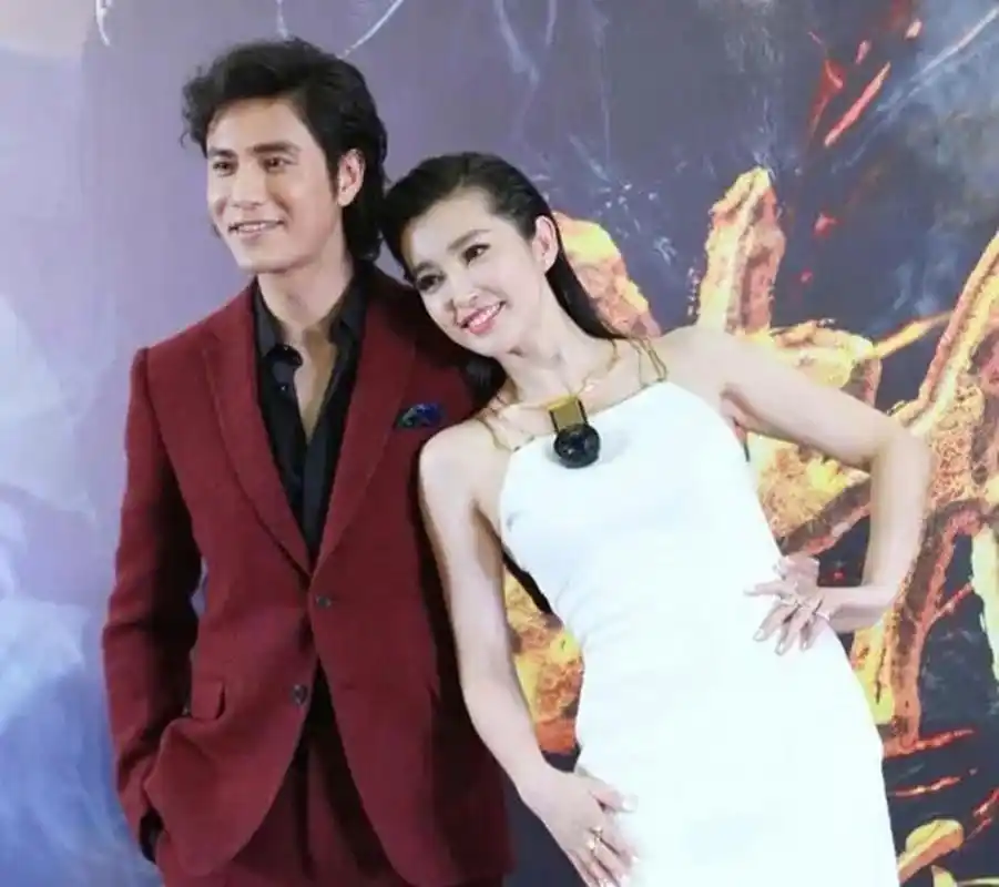 "  都说娱乐圈中没有纯友谊,但是李冰冰和陈坤却是一个