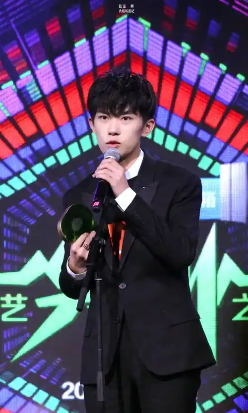 易烊千玺 #tfboys 爱奇艺尖叫之夜 年度男歌手 高清 帅气
