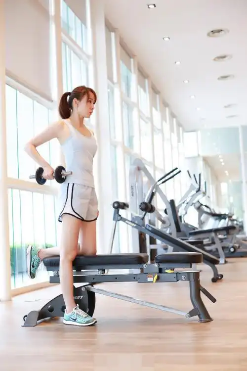 胡静练瑜伽秀一字马爱健身塑完美身材组图17