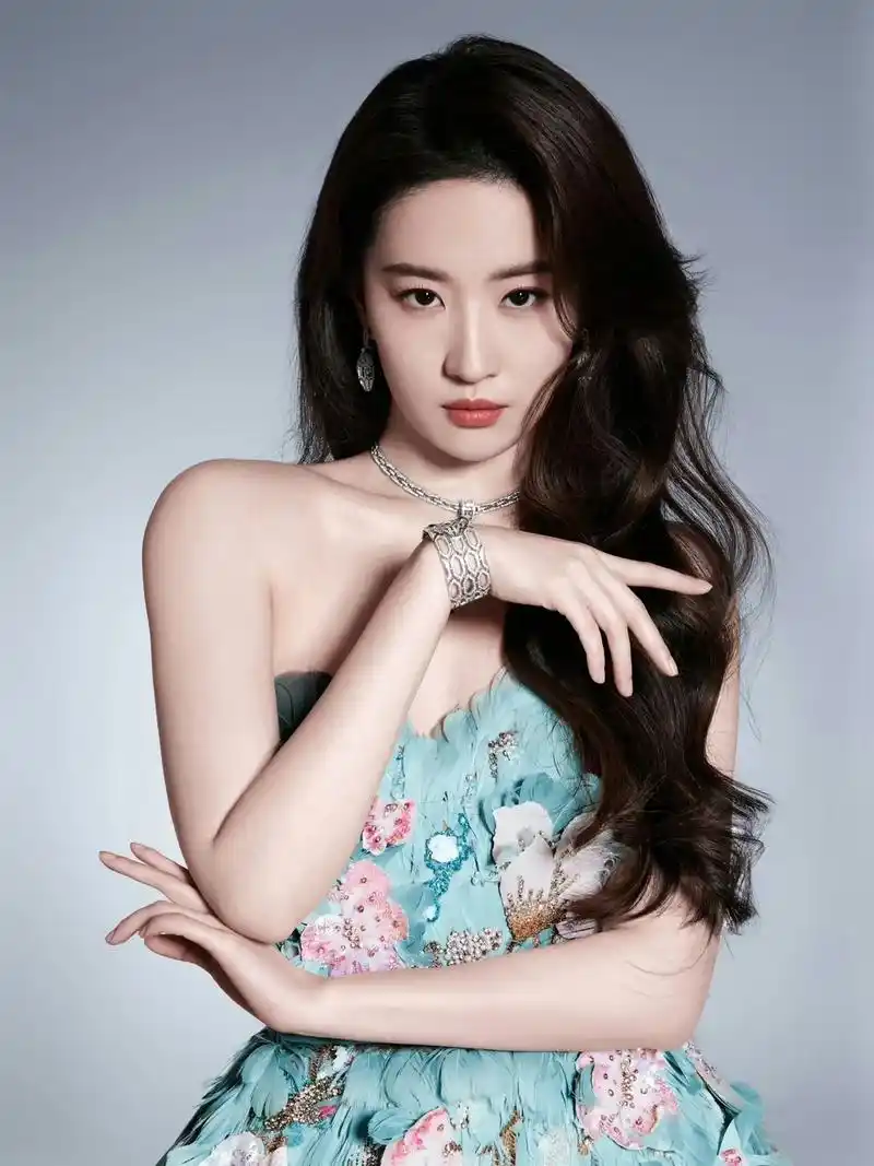 孔雀公主刘亦菲.刘亦菲身着es 23年春夏高定绿色羽毛裙,出 - 抖音