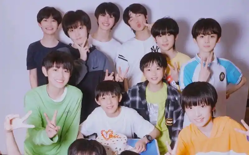 tf家族我真的会被你们三代笑晕从练习生就开始醉奶