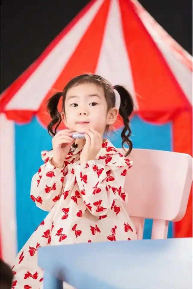 戚薇3岁女儿搞怪表情九连拍还有模有样示范如何涂口红