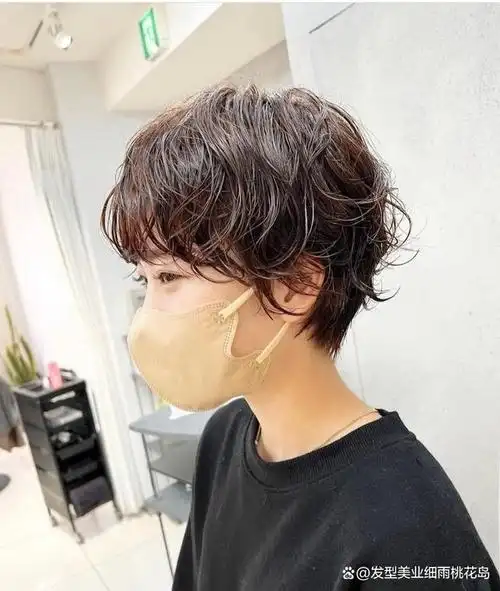 超火爆的撇耳头,是经典款短发,是上班族,学生最喜欢的短发之一.