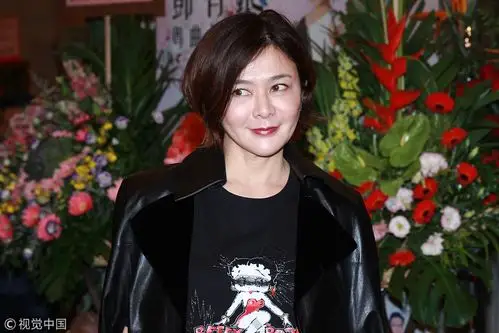 关之琳短发清爽露小尖脸眼神灵动